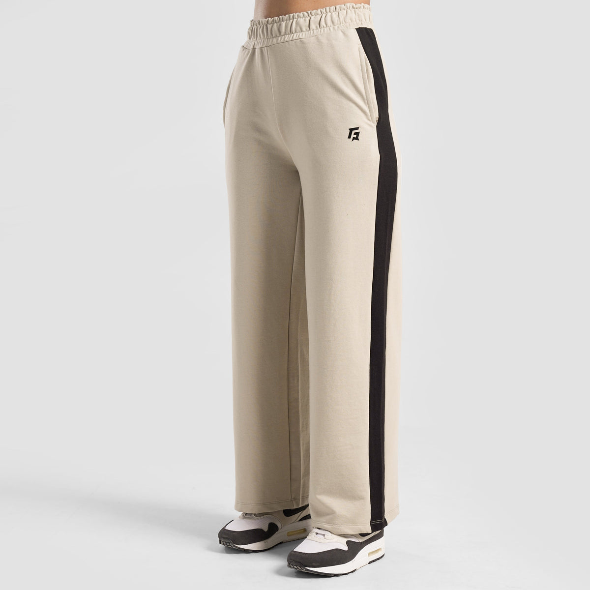 women gym trousers workout pants breathable fitness training bottoms front view Women Gym Trousers GymArmour Pakistan